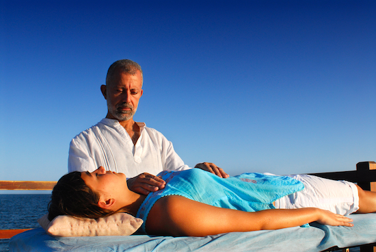 mujer en camilla en curso de terapia craneosacral con javier de maria