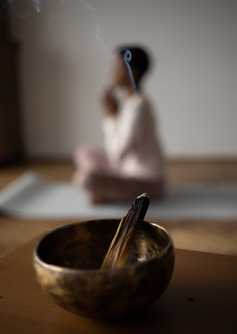 persona sentada en el suelo meditando en persona meditando en el suelo en el curso de terapia craneosacral