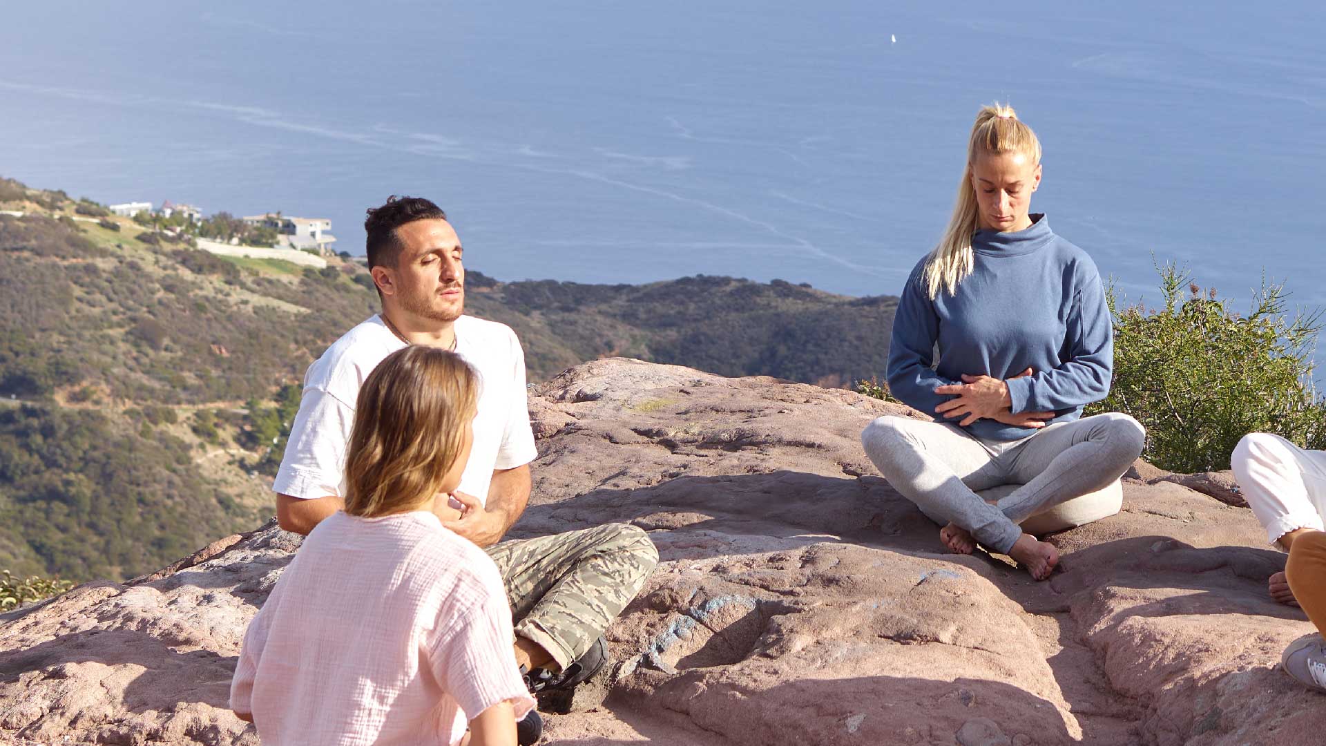 personas meditando al aire libre en curso de terapia craneosacral 
